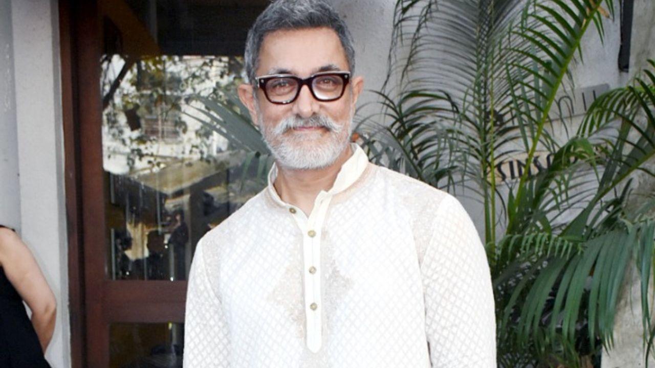 Aamir Khan, who also was the father-of-the would-be-bride looked absolutely dapper in the kurta-pyjama that he had worn for the occassion . 